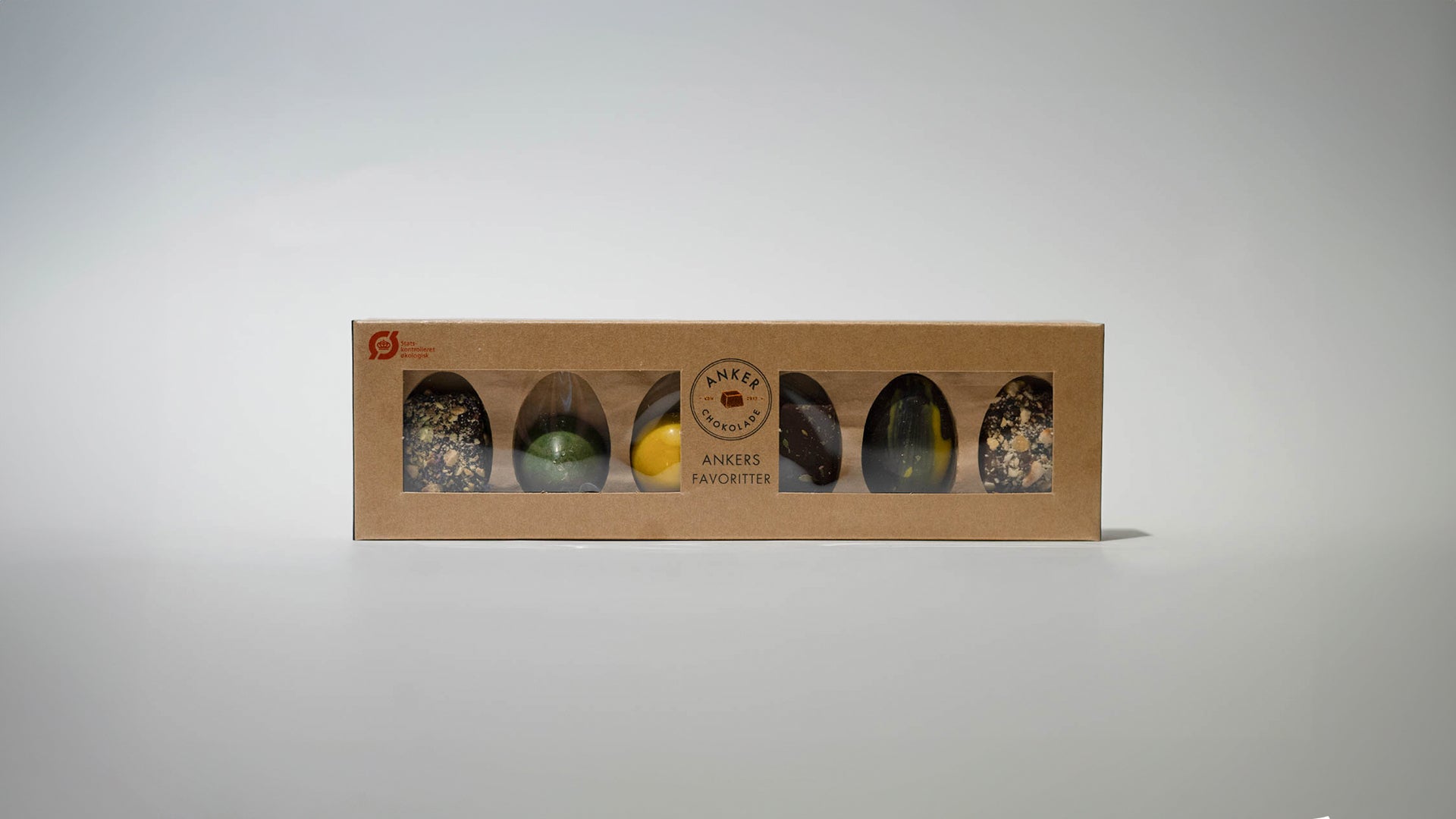Langstrakt pakke af Anker Chokolades 'Ankers Favoritter' med et udvalg af gourmetchokoladekugler.